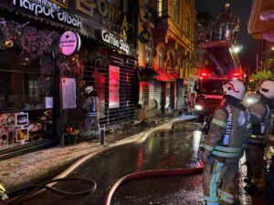 İSTANBUL (AA) – Beyoğlu'nda bir otelin dış cephesinde çıkan yangın