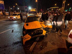 BİNGÖL (AA) – Bingöl'de yolcu otobüsü ile taksinin çarpışması sonucu