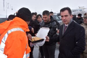 BİTLİS (AA) – Bitlis Valisi Ahmet Karakaya, kar nedeniyle kapanan
