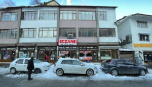 BİTLİS (AA) – Bitlis'te çatıdan üzerlerine kar kütlesi düşen 3