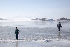 BİTLİS (AA) – Bitlis'in Ahlat ilçesinde bulunan Nazik Gölü'nün yüzeyi,