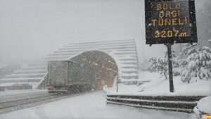- Ekiplerin kar küreme ve tuzlama çalışması yaptığı bölgede, hasarlı