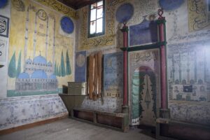 BOLU (AA) – Bolu'nun Kıbrıscık ilçesinde duvarlarındaki resim ve motiflerle