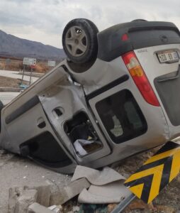 BURDUR (AA) – Burdur'un Tefenni ilçesinde hafif ticari araç ile