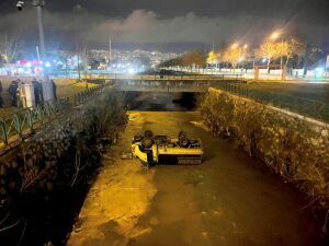 BURSA (AA) – Bursa'nın Yıldırım ilçesinde, kamyonetin dereye düşmesi sonucu