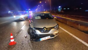 BURSA (AA) – Bursa'nın Orhangazi ilçesinde iki otomobilin çarpışması sonucu