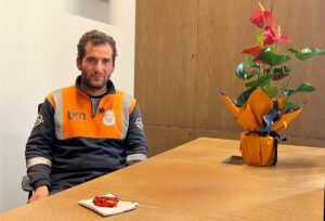 BURSA (AA) – Bursa'nın İnegöl ilçesinde belediye temizlik personeli, yerde