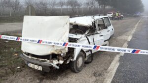 ÇANAKKALE (AA) – Çanakkale'nin Çan ilçesinde tırın dorsesine çarpan otomobilin