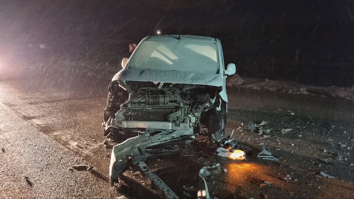 ÇORUM (AA) – Çorum'un Alaca ilçesinde 2 otomobilin çarpıştığı kazada