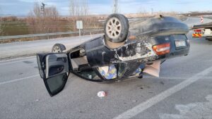 ÇORUM (AA) – Çorum'un Alaca ilçesinde otomobilin devrilmesi sonucu 3