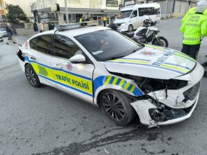 DENİZLİ (AA) – Denizli'nin Merkezefendi ilçesinde trafik polis ekip aracı