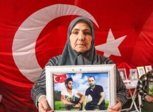 DİYARBAKIR (AA) – Dağa kaçırılan çocukları için eski HDP il