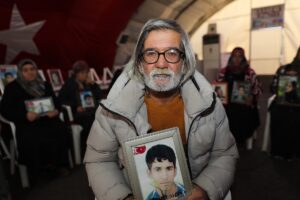 DİYARBAKIR (AA) – Dağa kaçırılan çocukları için eski HDP il