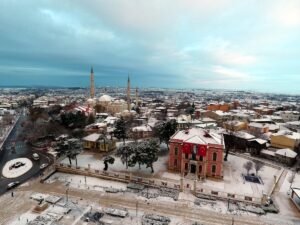 EDİRNE (AA) – Edirne'nin simgesi Selimiye Camisi kar yağışıyla başka
