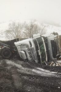 ELAZIĞ (AA) – Elazığ'da kar ve tipi nedeniyle kapanan 220