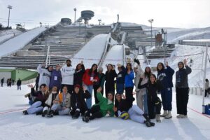 - Kampa katılan 140'a yakın kız öğrenci; curling, kayak, buz