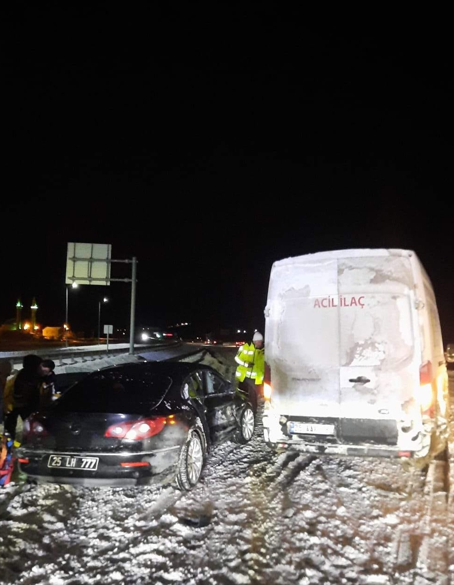 Erzurum'da panelvan ile otomobilin çarpıştığı kazada 3 kişi yaralandı