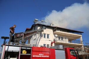 MUĞLA (AA) – Muğla'nın Fethiye ilçesinde evde çıkan yangında 2'si