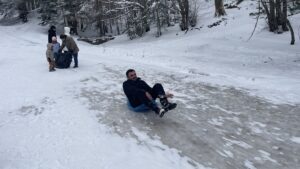BOLU (AA) – Bolu'da yağışın ardından karla kaplanan Abant Gölü