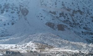 HAKKARİ (AA) – Hakkari'de çığ düşmesi sonucu kapanan yol ulaşıma