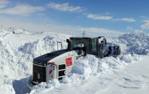HAKKARİ (AA) – Hakkari'de karla mücadele ekipleri, kar ve tipi