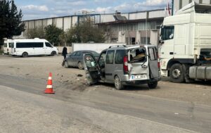 HATAY (AA) – Hatay'ın Dörtyol ilçesinde otomobil ile hafif ticari