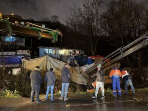 İSTANBUL (AA) – Üsküdar'da çöp kamyonunun dereye düşmesi sonucu sürücü