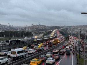 İSTANBUL (AA) – İstanbul'da, haftanın ikinci iş günü yağmurun da