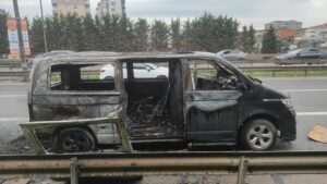 İSTANBUL (AA) – İstanbul'da, TEM Otoyolu'nda seyir halindeyken yanan minibüs