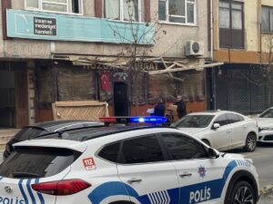 İSTANBUL (AA) – Kağıthane'de, halatı kopan yük asansörünün sepeti üzerine