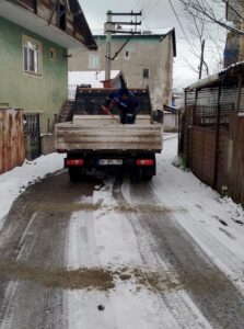 KARABÜK (AA) – Kar yağışının etkili olduğu Karabük'te belediye ekipleri,