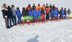 KARS (AA) – Kars'ın Sarıkamış ilçesinde ilkokul öğrencilerini kayakla buluşturan