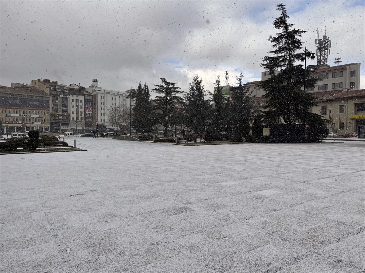 Kastamonu'da kar yağışı etkili oluyor