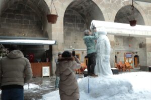 KAYSERİ (AA) – Taş oyma sanatçısı Ali Akargöl, Kayseri'deki tarihi
