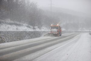 KIRKLARELİ (AA) – Kırklareli'nin yüksek kesimlerinde kar yağışı etkili oluyor.