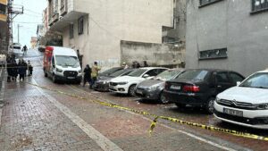 - Çatıdan kopan parçalar 1 kişiyi yaraladı, 5 araca hasar