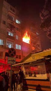 MERSİN (AA) – Mersin'in Akdeniz ilçesinde yangın çıkan evdeki 1