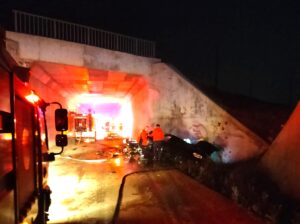 MERSİN (AA) – Mersin'in Tarsus ilçesinde otomobilin üst geçitten düşmesi