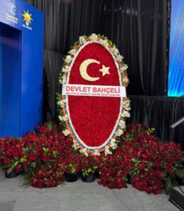 - Aranjmanda yer alan 1071 gül Malazgirt Zaferi'ni, 1453 karanfil