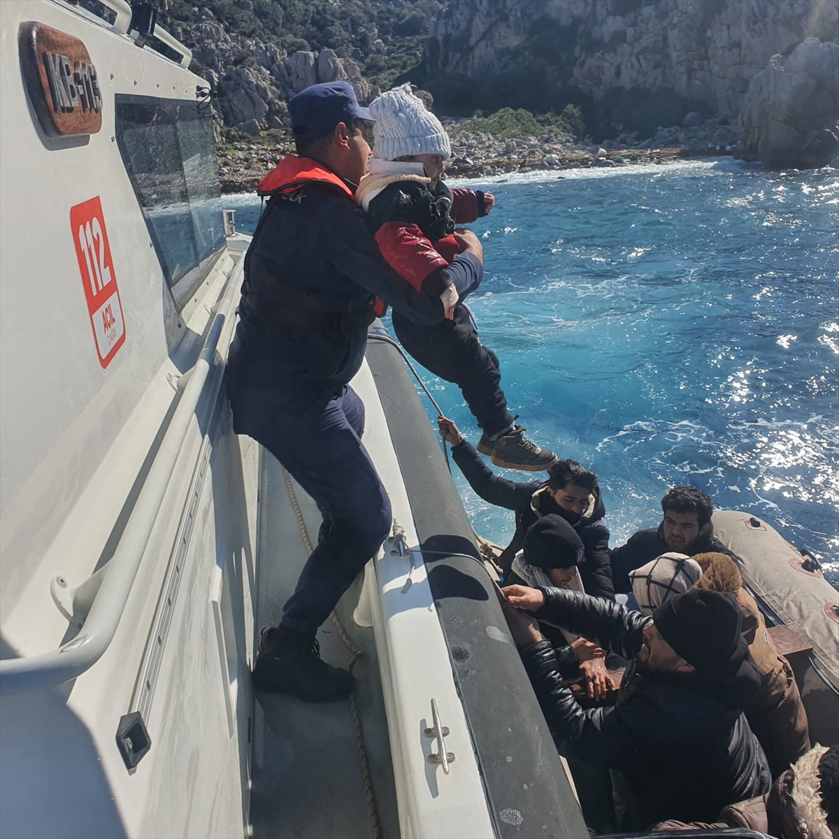 MUĞLA (AA) – Muğla'nın Marmaris ilçesinde, 13 düzensiz göçmen kurtarıldı.