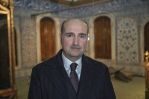 - Ramazanda ziyaretçi akınına uğrayan dairedeki mukaddes eserler, bakım ve