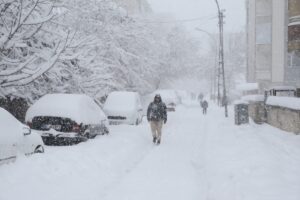 MUŞ (AA) – Muş'ta kar yağışı nedeniyle araçlar karla kaplandı,