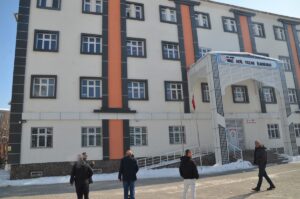 MUŞ (AA) – Muş'ta okulun çatısından düşen buz kütlesinin altında