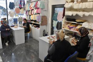 - Büyükşehir Belediyesi bünyesindeki El Emeği Çarşısı'nda kadınlara hem sosyalleşme