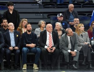 - Anadolu Efes: 83 - Bursaspor Yörsan: 68