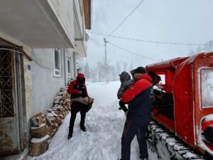 RİZE (AA) – Rize'de kar nedeniyle yolu kapanan köyde rahatsızlanan