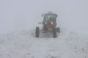ŞANLIURFA (AA) – Şanlıurfa'nın Siverek ilçesinde kar nedeniyle kapanan 31