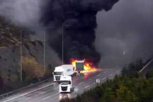 İSTANBUL (AA) – Kuzey Marmara Otoyolu'nun Sarıyer kesiminde plastik ham