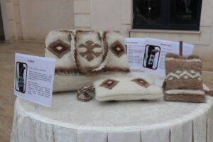 SİİRT (AA) – Siirt'te "Geleneksel Siirt Battaniyesi Dokumacılığı" koleksiyon ve