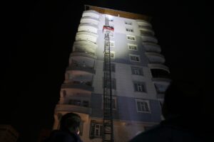 - Kurtalan ilçesindeki yangında mahsur kalan bina sakinleri itfaiye merdivenleri